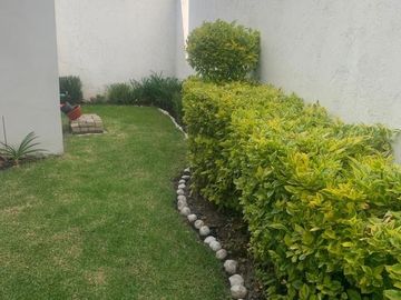CASA EN VENTA CON JARDIN Y TERRAZA