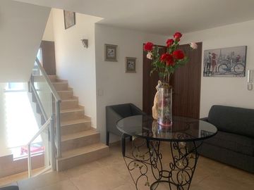 CASA EN VENTA CON JARDIN Y TERRAZA