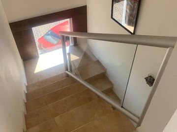 CASA EN VENTA CON JARDIN Y TERRAZA