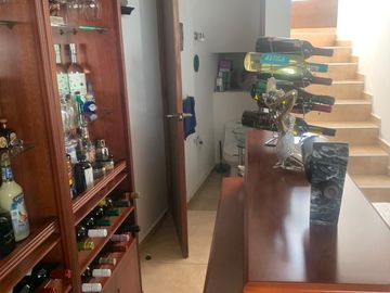 CASA EN VENTA CON JARDIN Y TERRAZA