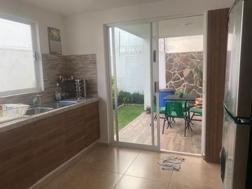 CASA EN VENTA CON JARDIN Y TERRAZA
