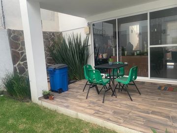 CASA EN VENTA CON JARDIN Y TERRAZA