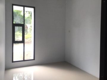 Bonus Pagar Rumah Minimalis Jendela Besar Dekat Kampus Swasta