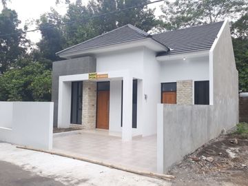 Bonus Pagar Rumah Minimalis Jendela Besar Dekat Kampus Swasta