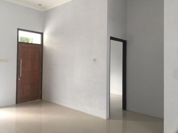 Bonus Pagar Rumah Minimalis Jendela Besar Dekat Kampus Swasta