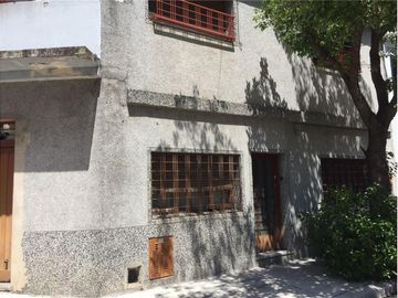 Casa 4 ambientes con garage + local Flores Sur