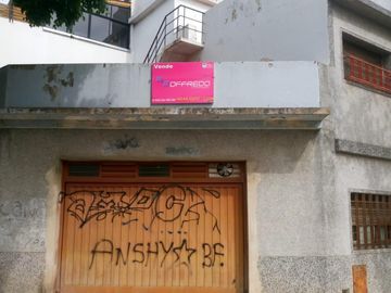 Casa 4 ambientes con garage + local Flores Sur