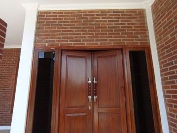 TERMURAH, Siap HUNI rumah etnik 1 lantai dekat pusat kota.