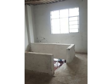 REMATE CASA DE 2 PISOS EN AVENIDA A PRECIO DE TERRENO EN CHICLAYO