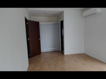 SOCORRO QUEZON CITY, CORNER W/ 5-ROOMS 3-PARKING BALCONY