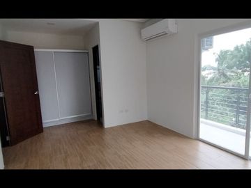 SOCORRO QUEZON CITY, CORNER W/ 5-ROOMS 3-PARKING BALCONY