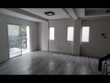 SOCORRO QUEZON CITY, CORNER W/ 5-ROOMS 3-PARKING BALCONY