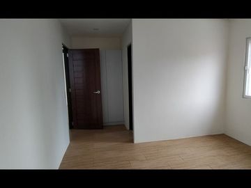 SOCORRO QUEZON CITY, CORNER W/ 5-ROOMS 3-PARKING BALCONY