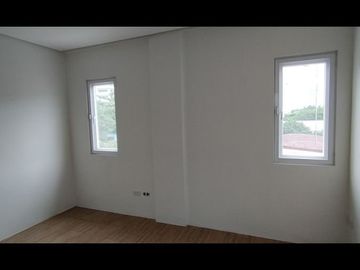 SOCORRO QUEZON CITY, CORNER W/ 5-ROOMS 3-PARKING BALCONY