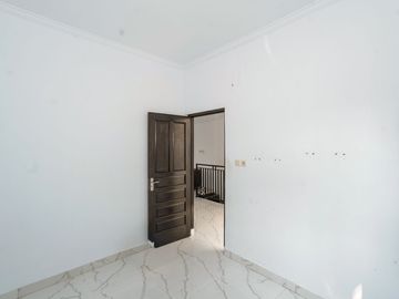 Rumah 2 Lt 15 Menit ke RS Sentra Medika Cisalak Hadap Selatan J-54661