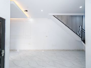 Rumah 2 Lt 15 Menit ke RS Sentra Medika Cisalak Hadap Selatan J-54661
