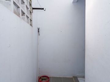 Rumah 2 Lt 15 Menit ke RS Sentra Medika Cisalak Hadap Selatan J-54661