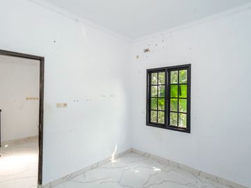 Rumah 2 Lt 15 Menit ke RS Sentra Medika Cisalak Hadap Selatan J-54661