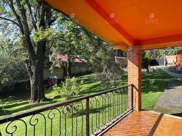 Venta casa jardín con bosque - V270