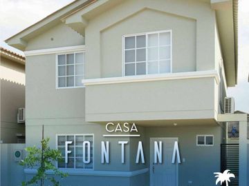 Casa esquinera de venta con acabados de lujo en urbanización Casa Laguna La Aurora, Guayaquil