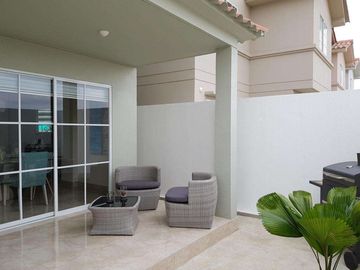 Casa esquinera de venta con acabados de lujo en urbanización Casa Laguna La Aurora, Guayaquil