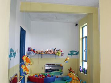 EDIFICIO EN VENTA EN QUERETARO. IDEAL PARA GUARDERIA Y PREESCOLAR