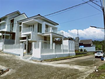 Rumah Villa Kolam Renang Pribadi Cicilan Loss di Dau Dekat Kota Malang