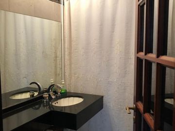 SE VENDE CHALET CON JARDIN, EXCELENTE UBICACION ZONA COLEGIO DON BOSCO, RAMOS MEJIA. SUSANA QUINELLI 156 583 7048