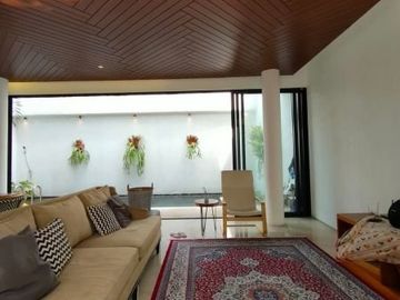 RUMAH CANTIK DESAIN MENARIK DENGAN KOLAM RENANG DI CILANDAK JAKARTA SELATAN