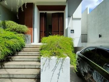 RUMAH CANTIK DESAIN MENARIK DENGAN KOLAM RENANG DI CILANDAK JAKARTA SELATAN