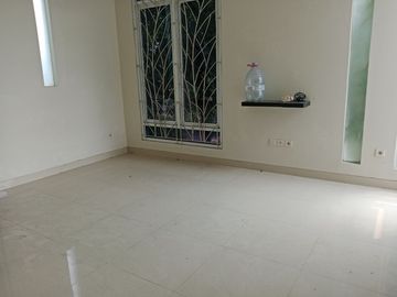 Rumah Asri Luas 10 Menit ke Gerbang Tol Cakung 1 Hadap Timur J-53756