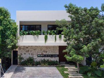 Casa con alberca privada, Jardin y cocina equipada, residencial de lujo con amen