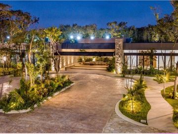 Casa con alberca privada, Jardin y cocina equipada, residencial de lujo con amen