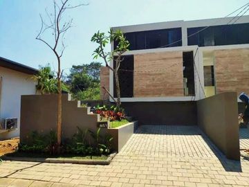 Rumah Baru 3 Lantai Luas 138 di Villa Puncak Tidar kota Malang
