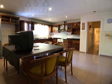 Hermoso chalet en Rafael Calzada - 3 dormitorios