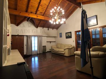 Hermoso chalet en Rafael Calzada - 3 dormitorios