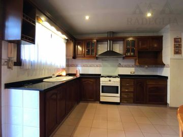 Hermoso chalet en Rafael Calzada - 3 dormitorios