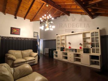 Hermoso chalet en Rafael Calzada - 3 dormitorios