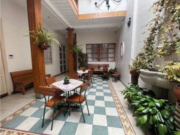 Casa en venta rentera y comercial con locales y departamentos en el sagrario tipo colonial