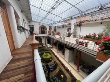 Casa en venta rentera y comercial con locales y departamentos en el sagrario tipo colonial