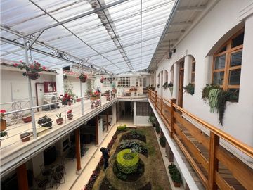 Casa en venta rentera y comercial con locales y departamentos en el sagrario tipo colonial