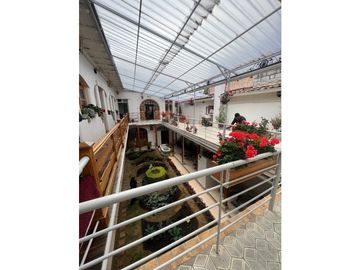 Casa en venta rentera y comercial con locales y departamentos en el sagrario tipo colonial