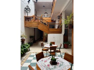 Casa en venta rentera y comercial con locales y departamentos en el sagrario tipo colonial