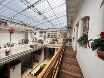Casa en venta rentera y comercial con locales y departamentos en el sagrario tipo colonial