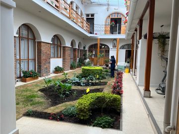Casa en venta rentera y comercial con locales y departamentos en el sagrario tipo colonial