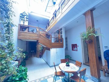 Casa en venta rentera y comercial con locales y departamentos en el sagrario tipo colonial