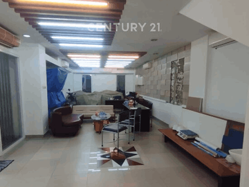 Ruko Hoek Di Boulevard Raya, Kelapa Gading