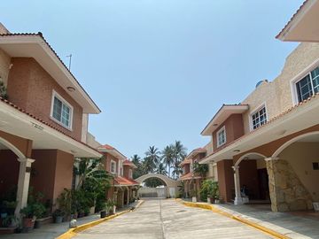 Casa CON ALBERCA en venta en Col. Las Granjas. VERACRUZ, VERACRUZ