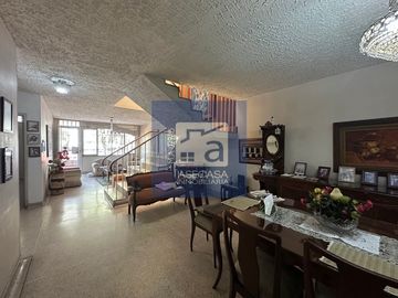 COD. 6496 - SE VENDE CASA - BARRIO: QUINTA DANIA