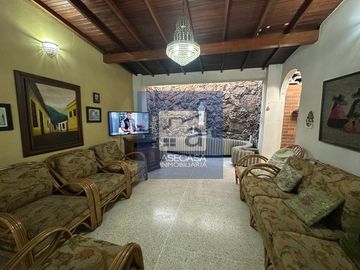 COD. 6496 - SE VENDE CASA - BARRIO: QUINTA DANIA